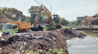 Cegah Banjir, Anak Sungai Wrati di Gempol Pasuruan Dikeruk