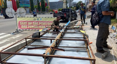 Satpol PP Babat Habis Reklame di Jalan Ini