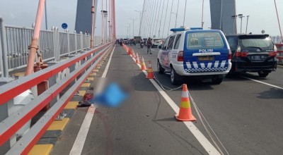 Petugas Kebersihan Tewas Ditabrak Mobil Saat Menyapu di Jembatan Suramadu