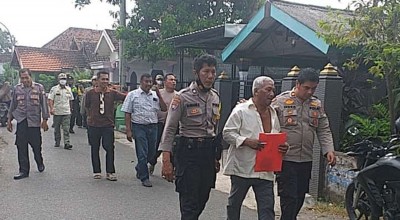 Pria Tua Mengamuk Bawa Celurit dan Pedang Keliling Kampung, Ternyata...