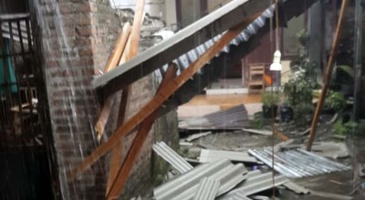 Puting Beliung Terjang Kota Kediri, Atap Belasan Rumah hingga Musala Beterbangan