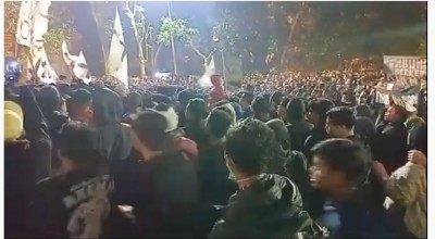 Merinding! Ribuan Aremania dan Bonek Berbaur Lantunkan Doa di Stadion Kanjuruhan