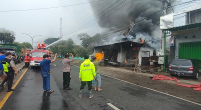 Rumah dan Toko Hangus Terbakar Saat Ditinggal Umrah Pemiliknya