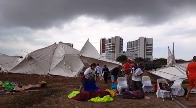 Tenda Surabaya Kite Festival 2022 Ambruk Diterjang Angin Kecang