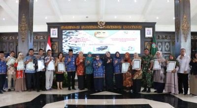 Bupati Mundjidah Serahkan 112 Sertifikat Halal Bagi Pelaku Usaha di Jombang