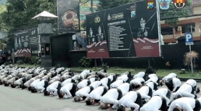 Buher Pimpin Sujud Massal di Polresta Malang Kota, Maaf atas Tragedi Kanjuruhan