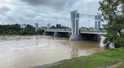 Debit Air Sungai Brantas Mulai Turun Tapi Masih Tinggi