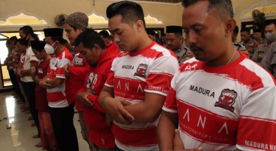 Suporter MU dan Polisi Salat Gaib untuk Korban Tragedi Kanjuruhan