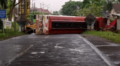 Truk Tangki Pengangkut BBM Terguling Hingga Tutup Jalan