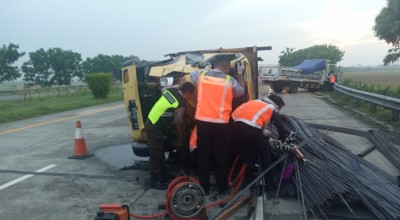2 Truk Kecelakaan di Tol Jombang-Mojokerto, 2 Orang Luka Berat