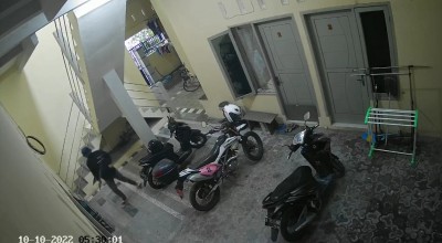 Maling Pincang Gondol Motor di Kos Terekam CCTV, Papasan Tetangga Dibiarkan Saja