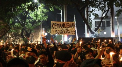 Ribuan Bonek dan Warga Surabaya Doa Bersama untuk Korban Tragedi Kanjuruhan