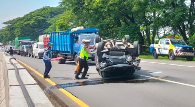 Mobil Wuling Terbalik di Tol Sidoarjo, Begini Nasib Penumpangnya