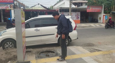 Tercium Bau Gas di Trotoar Jalan Pemuda, Warga Bojonegoro Waswas