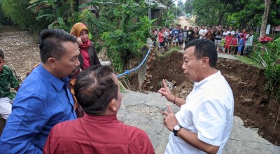 Tinjau Jembatan Putus di Ponorogo, Bupati Sugiri: Problemnya Sampah