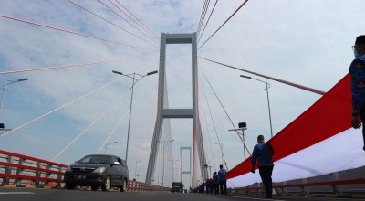 Potret Bendera Merah Putih Raksasa di Jembatan Suramadu