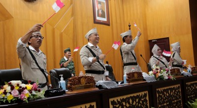Lagu Kebyar-Kebyar dan Padamu Negeri Warnai Penetapan APBD Surabaya 2023
