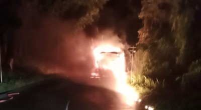 Bus Pariwisata Terbakar di Jalan Raya Babat-Jombang
