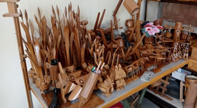 Berbekal Hobi sejak Kecil, Pria Jombang Bikin Casing HP dari Bambu