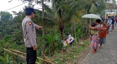 Truk Terguling di Ngebel Ponorogo Gegara Tanah Ambles