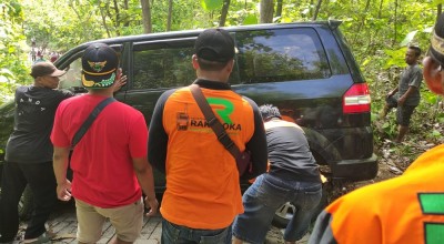 Evakuasi Mobil Nyasar di Makam Tumenggung Brotonegoro yang Tak Bisa Putar Balik