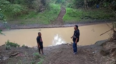 Viral Warga Bawa Keranda Jenazah Terjang Sungai, Ini Kata Lurah