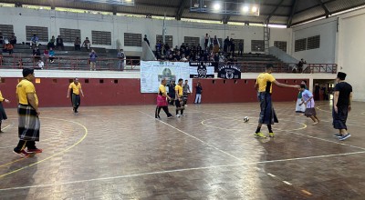 Serunya Futsal Sarungan antara Polisi dan Pengasuh Pesantren di Ponorogo
