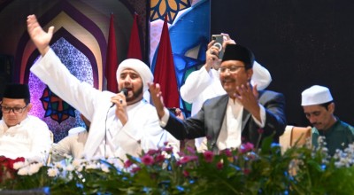 Ribuan Warga Pasuruan Salawatan Bareng Habib Syech