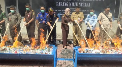 Bea Cukai Kediri Bakar Arak Bali, Vape dan Rokok, Kenapa Sih?