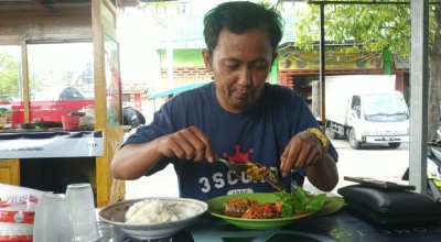 Menikmati Tumis Lobster Air Tawar di Warung Tepi Jalan Kota Pasuruan