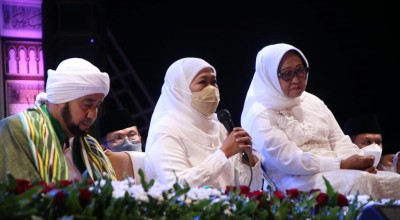 Khofifah Bersama Ribuan Syekhermania Berselawat di Jombang