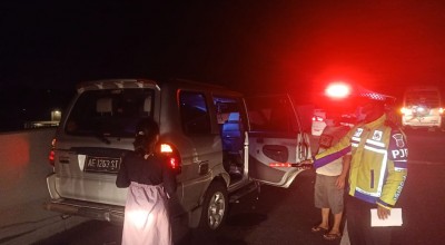 Panther Tabrak APV di Tol Mojokerto, 3 Orang Luka