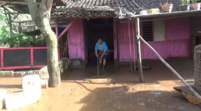 Air Surut Sisakan Lumpur, Warga Jombang Waswas Banjir Susulan