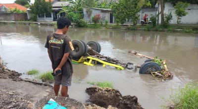 Truk Bermuatan Pasir Tenggelam di Sungai Dekat Makam Sidoarjo