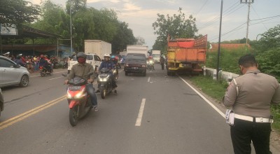 Truk Seruduk Tiga Motor Akibat Pecah Ban, Satu Tewas