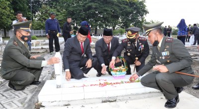 Pejabat Lamongan Tabur Bunga di Makam Pahlawan, Ini Pesan Bupati
