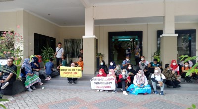 Puluhan Guru Honorer Geruduk DPRD Lamongan, Ini Tuntutannya