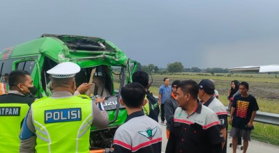 Elf Seruduk Truk di Tol Jombang, Empat Luka-luka