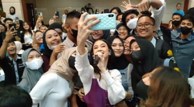 Konser Keisya Levronka Tandai Peresmian Twin Tower UWKS