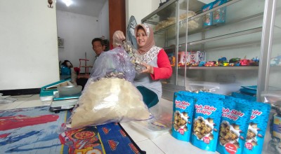 Kriuk, Renyahnya Kerupuk Kulit Patin Buatan Emak-emak di Kota Mojokerto