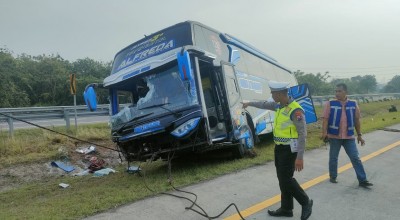 Bus Rombongan Siswa SMK Randudongkal Pemalang Terguling di Tol Pasuruan