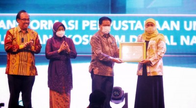 Khofifah Terima Penghargaan Perpusnas RI atas Peningkatan Literasi-Gemar Membaca