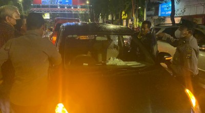Terjebak Macet Demo Buruh di Surabaya, Pengemudi Mobil Meninggal Dunia