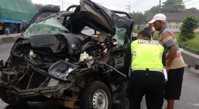 GranMax Seruduk Truk di Jombang, Satu Tewas di Lokasi