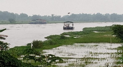 Perahu Penyeberangan Angkut Mobil Terseret Arus di Sungai Brantas Jombang