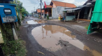 Duh! Jalan Masangan Kulon Baru, Sidoarjo Rusak Lagi Meski Baru Diperbaiki