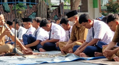 Empati Bencana Cianjur, Pelajar di Mojokerto Lakukan Salat Gaib