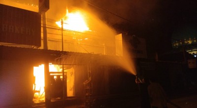 Pom Mini Terbakar Sambar Pertokoan Pasar Kranji Lamongan, Terdengar Ledakan