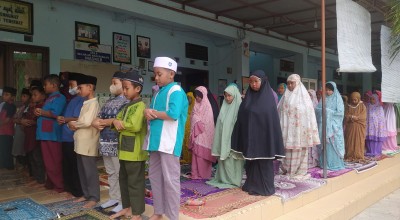 Guru dan Siswa SD di Bangkalan Salat Gaib untuk Korban Gempa Cianjur