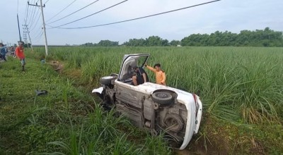 Kaget Injak Gas, Mobil Rombongan Keluarga Nyungsep ke Parit